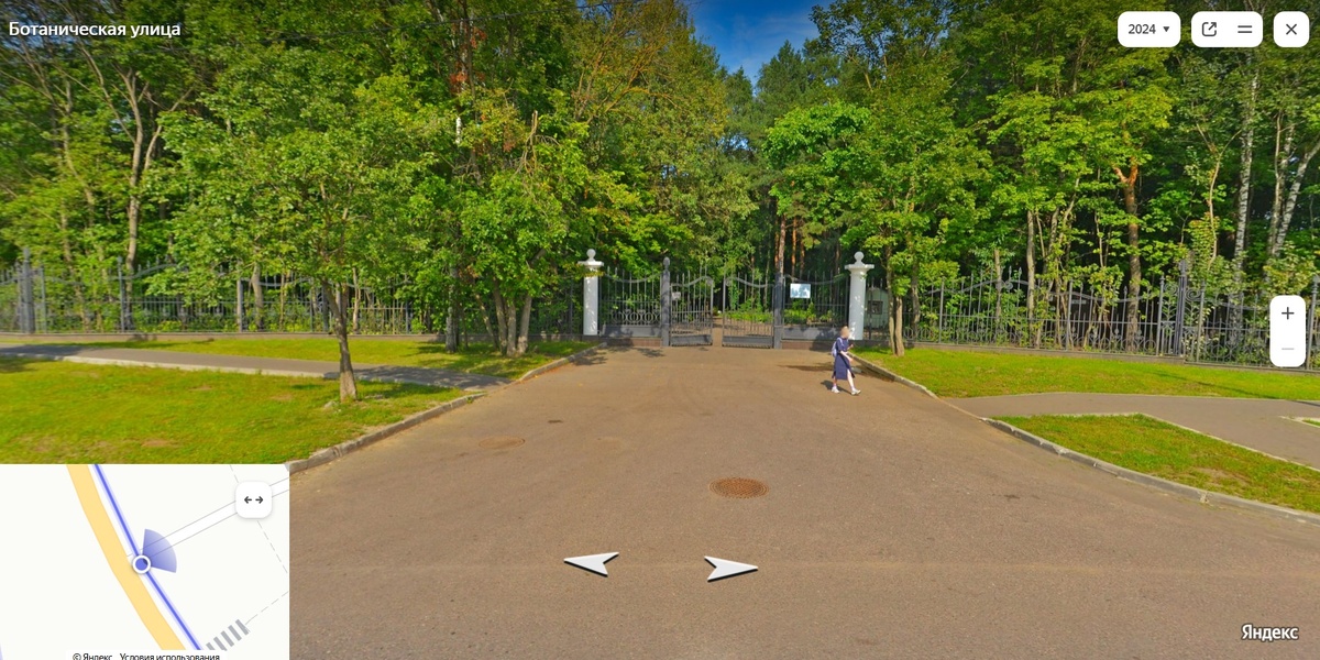 Теперь здесь заперто. До ближайшего входа 500 метров к югу.