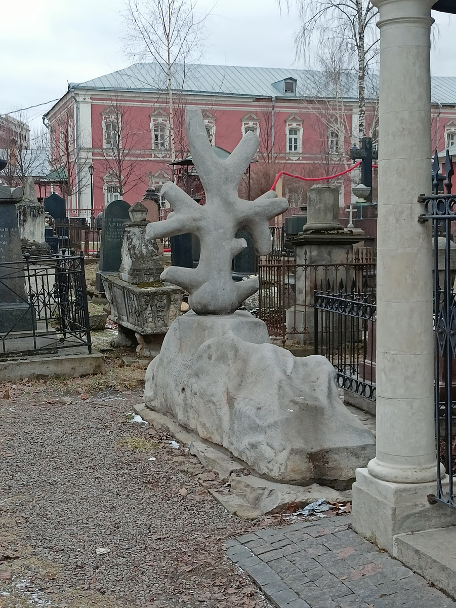 Надгробия с обрубленными ветвями