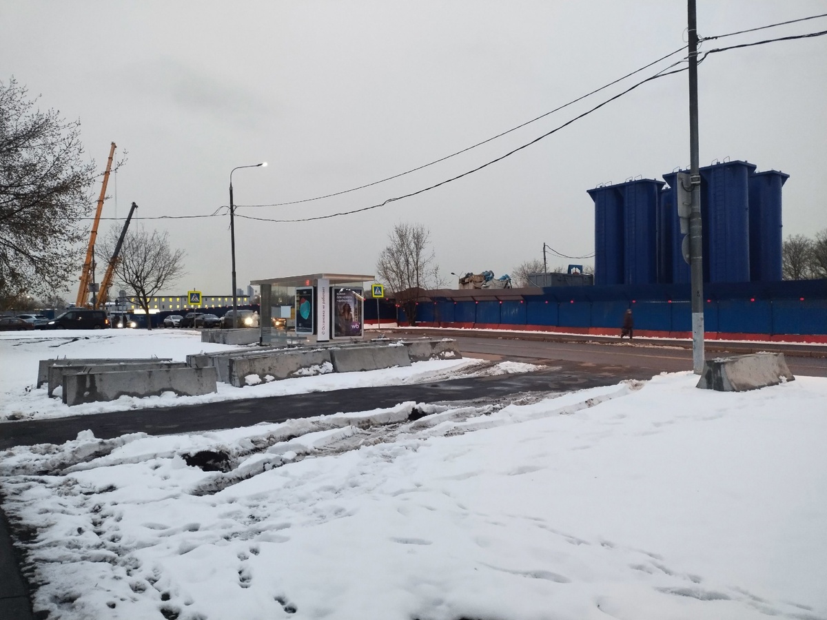 📷 1.1: Границы стройплощадки вновь расширены – на этот раз вплотную к д. 25 к.1 по Кленовому Бульвару. Проход для пешеходов полностью закрыт.