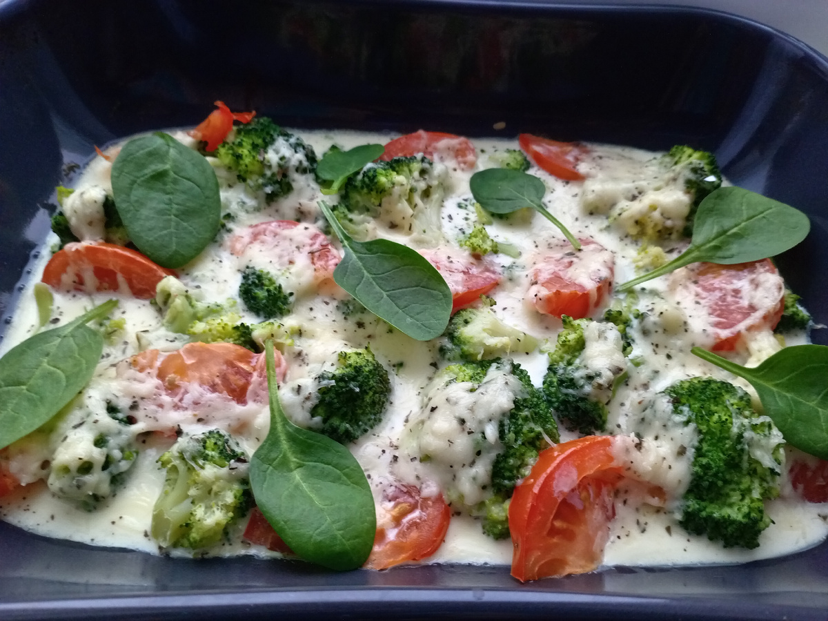 Вот такая яркая и аппетитная запеканка из брокколи в сметанной заливке получилась