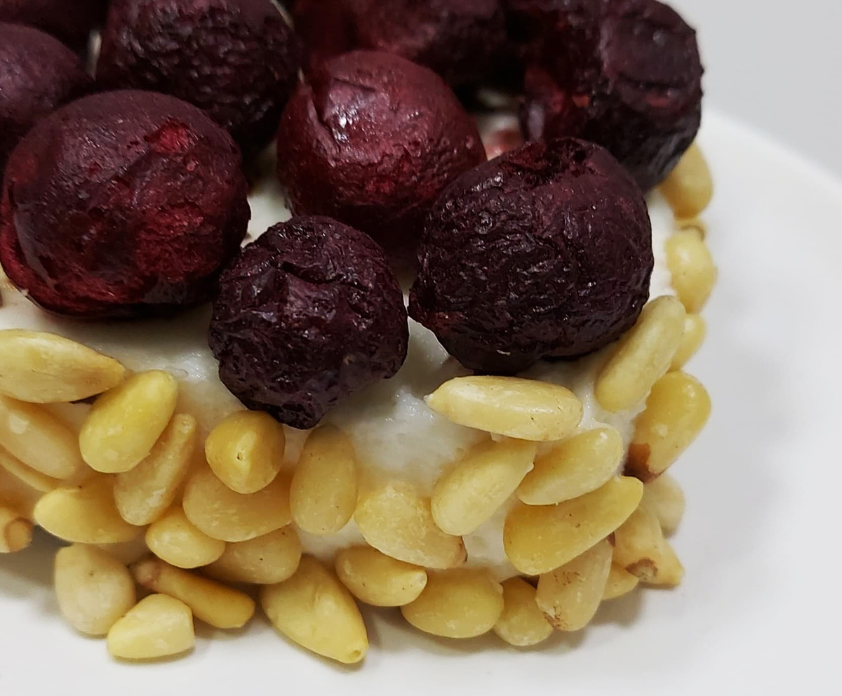 Сушёная вишня - кладезь витамина А и С, богата калием. Она способствует укреплению иммунитета и восстанавливает нервную систему.