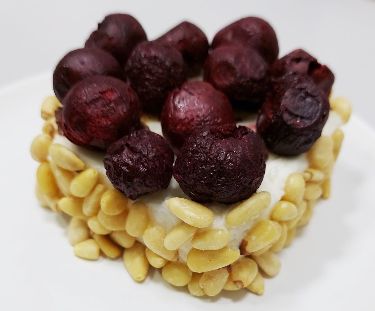 Кедровые орехи — это не только вкусная, но и невероятно полезная добавка к вашему рациону. Эти драгоценные семена, извлекаемые из шишек кедра, обладают множеством полезных свойств, которые делают их настоящим достоянием природы.