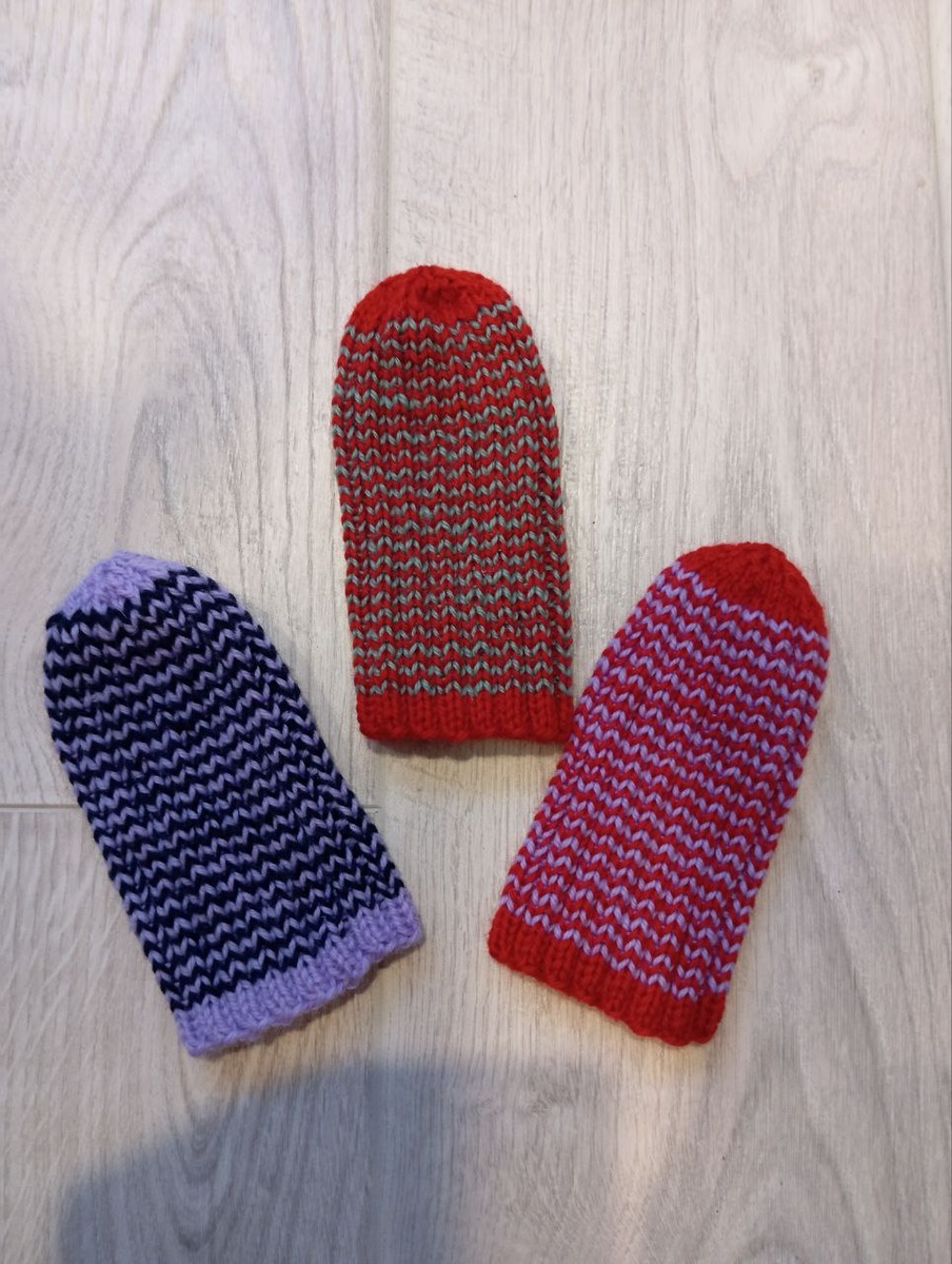 было связано 3 шапочки - извязано 53 г.