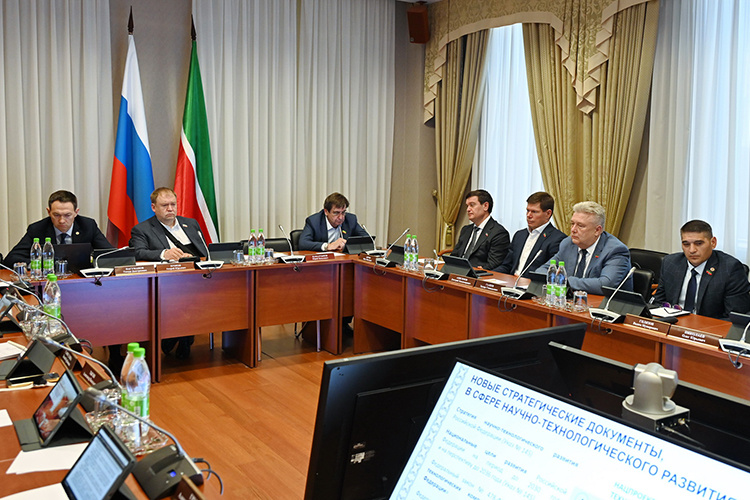    Горячим сегодня выдался отчет правительства РТ в «расстрельном» комитете Госсовета Татарстана, курирующем инфраструктуру.   
Фото: gossov.tatarstan.ru