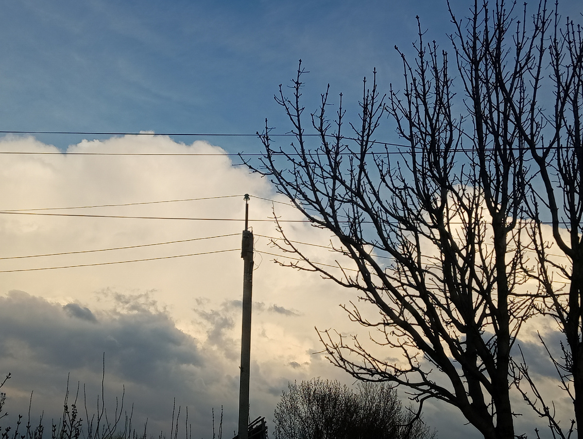 Прекрасное сочетание и большой объем туч и облаков эффективно смотрятся из окна спальни.