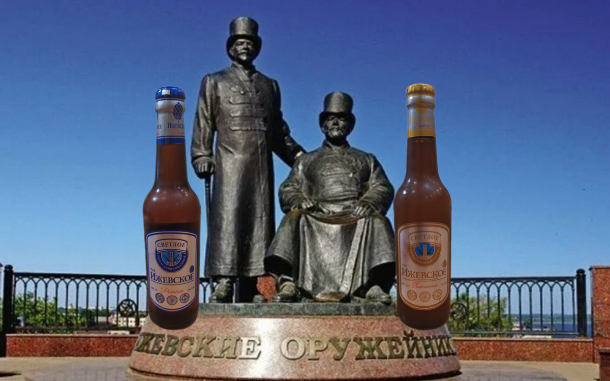 У подножия скульптур находятся плиты, на которые помещены имена людей, которые внесли значительный вклад в оружейное дело в Ижевске — М. Т. Калашникова, Г. Н. Никонова, В. А. Ярыгина, Е. Ф. Драгунова, а также имена директоров «Ижмаша» — Белобородова, Ионова, Палагина.