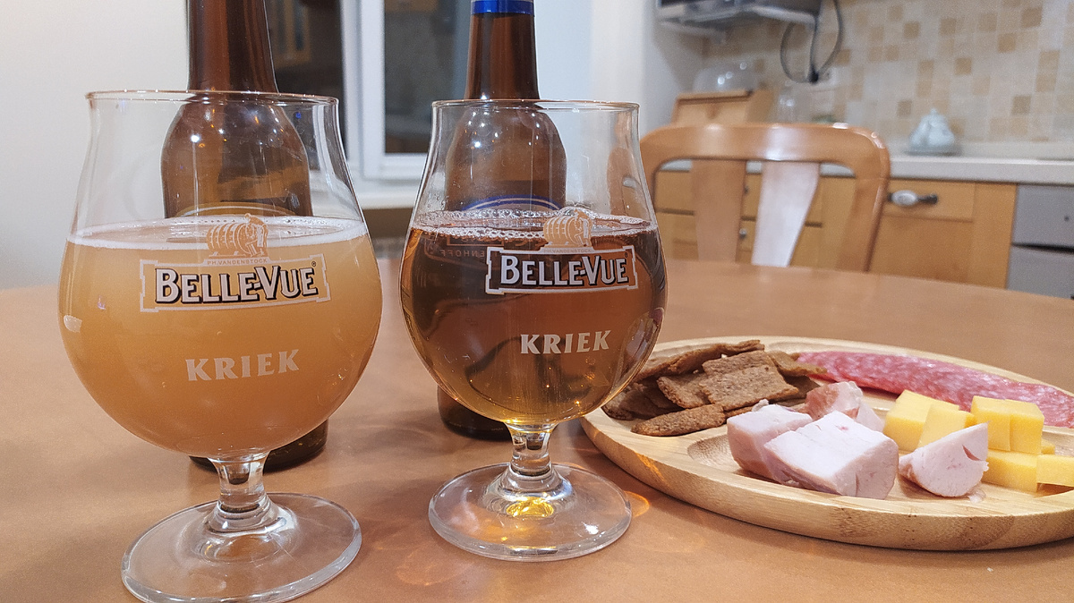 Нефильтрованное очень прозрачное, пшеничное как молоко.