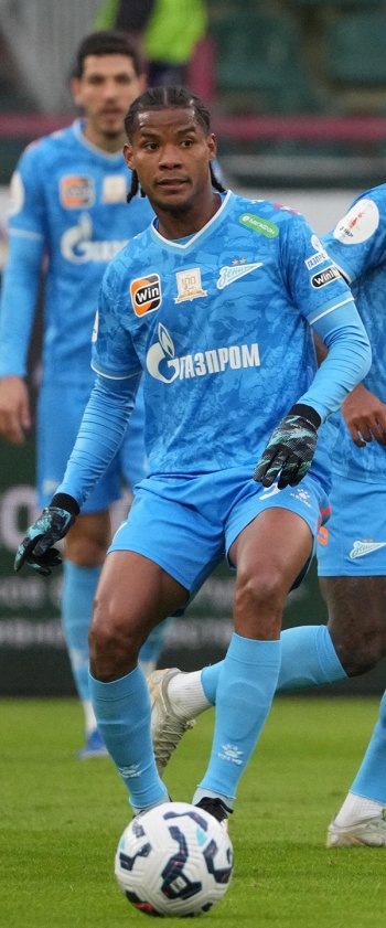    Барриос считается одним из самых неуступчивых игроков Премьер-лиги. Неслучайно партнеры называют его колумбийским министром обороны. / Фото: РИА Новости