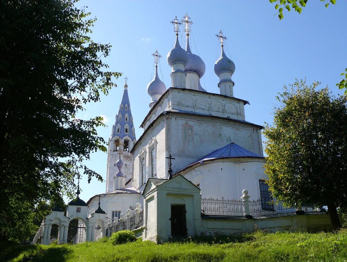 Крестовоздвиженскую церковь построили в XVII веке на средства жителей Палеха и окрестных деревень. Фото: Яндекс / Яндекс Карты