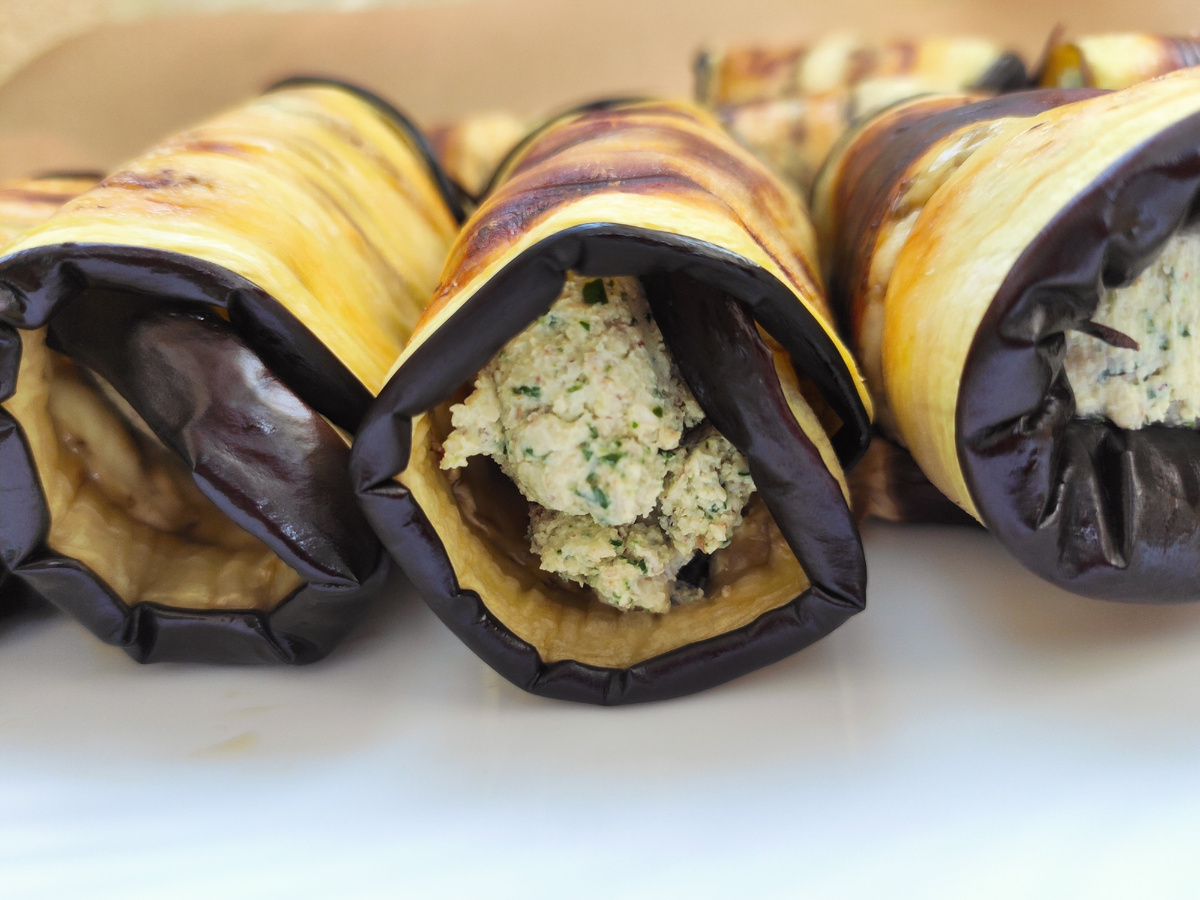 Мягкие рулетики с пикантной начинкой