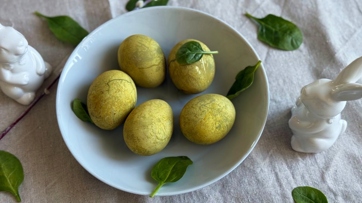 Пасхальные зеленые яйца