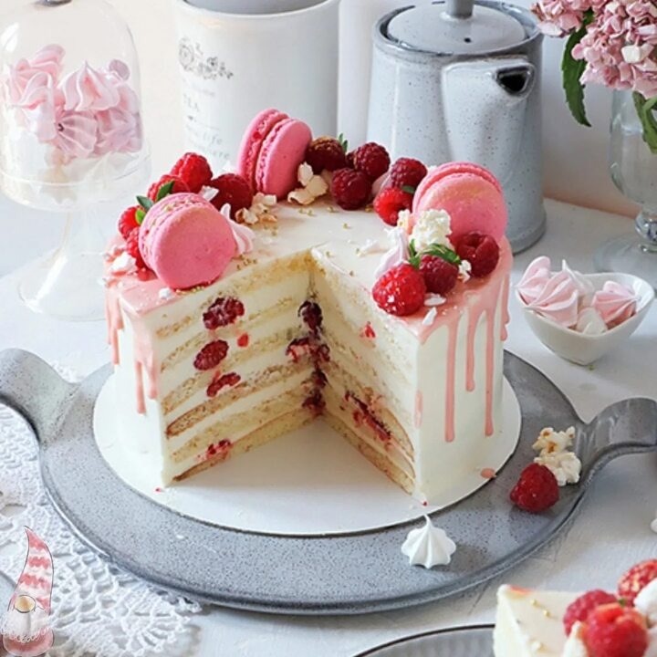 Существует множество рецептов для приготовления молочной девочки - это напиток, который представляет собой сочетание молока и фруктовых или ягодных добавок. Одним из наиболее популярных рецептов является молочная девочка с клубникой.Для приготовления этого вкусного напитка вам понадобится 1 чашка молока, 1 чашка свежих клубник, 1 столовая ложка меда и немного льда. Сначала вы должны поместить молоко, клубнику и мед в блендер и взбить все до получения однородной массы. Затем добавьте немного льда и снова взбейте все в течение нескольких секунд.Молочная девочка с клубникой - это отличный способ охладиться в жаркий летний день. Клубника добавляет напитку свежий и сладкий вкус, а молоко делает его более кремовым и сытным. К тому же, такой напиток богат витаминами и минералами, необходимыми для здоровья.