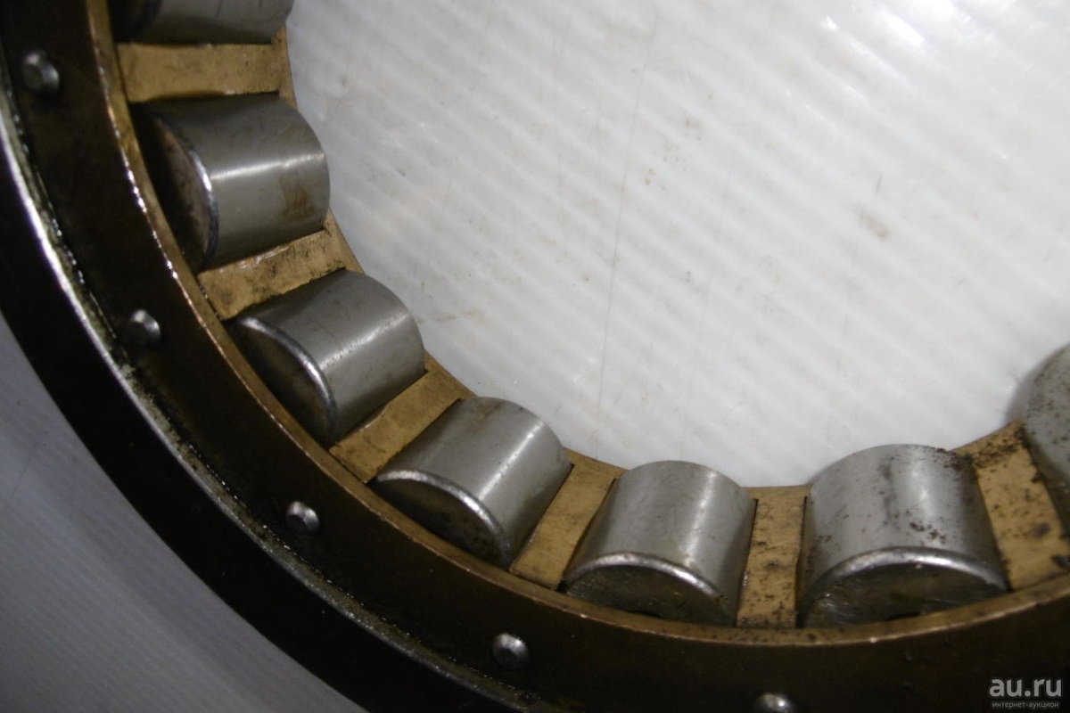 Клепанный латунный сепаратор держит в подшипнике ролики на дистанции