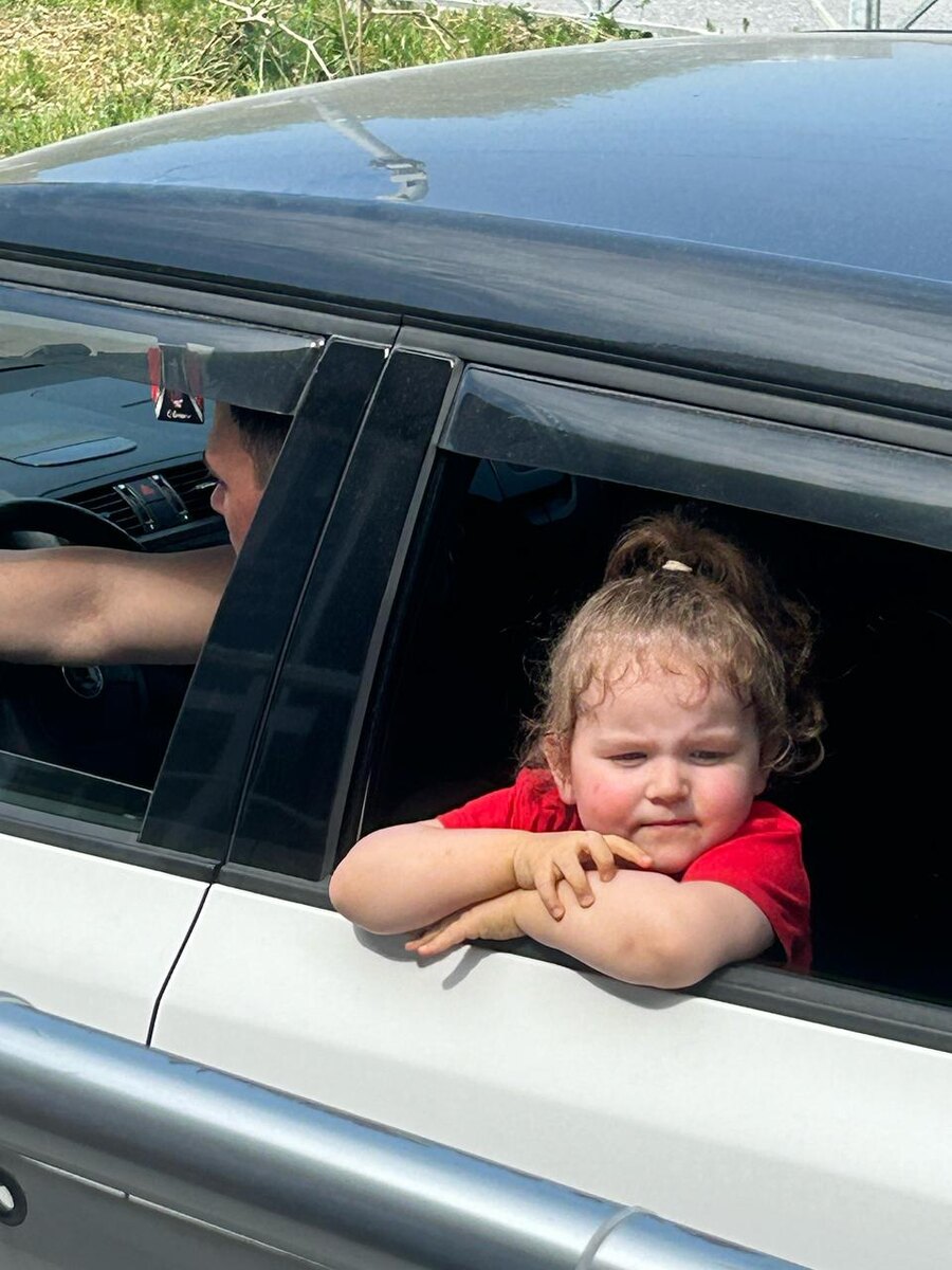 Реальная история: как машина стала ловушкой для ребенка.
Этот случай произошел вчера и мог закончиться трагедией.                   
    Молодой отец ненадолго вышел из автомобиля, оставив свою трехлетнюю дочь Ясению в салоне. Ключи от авто остались в замке зажигания. Машина неожиданно захлопнулась, активировав сигнализацию.                              
    Девочка, обожающая автомобили, восприняла это как игру, но выбраться не смогла. Вернувшийся папа оказался в замешательстве: двери не открывались, стекла были заблокированы. Попытки вызвать службы вскрытия и МЧС затянулись. Толпа советчиков вокруг только усиливала стресс. Приехала и мама с работы .