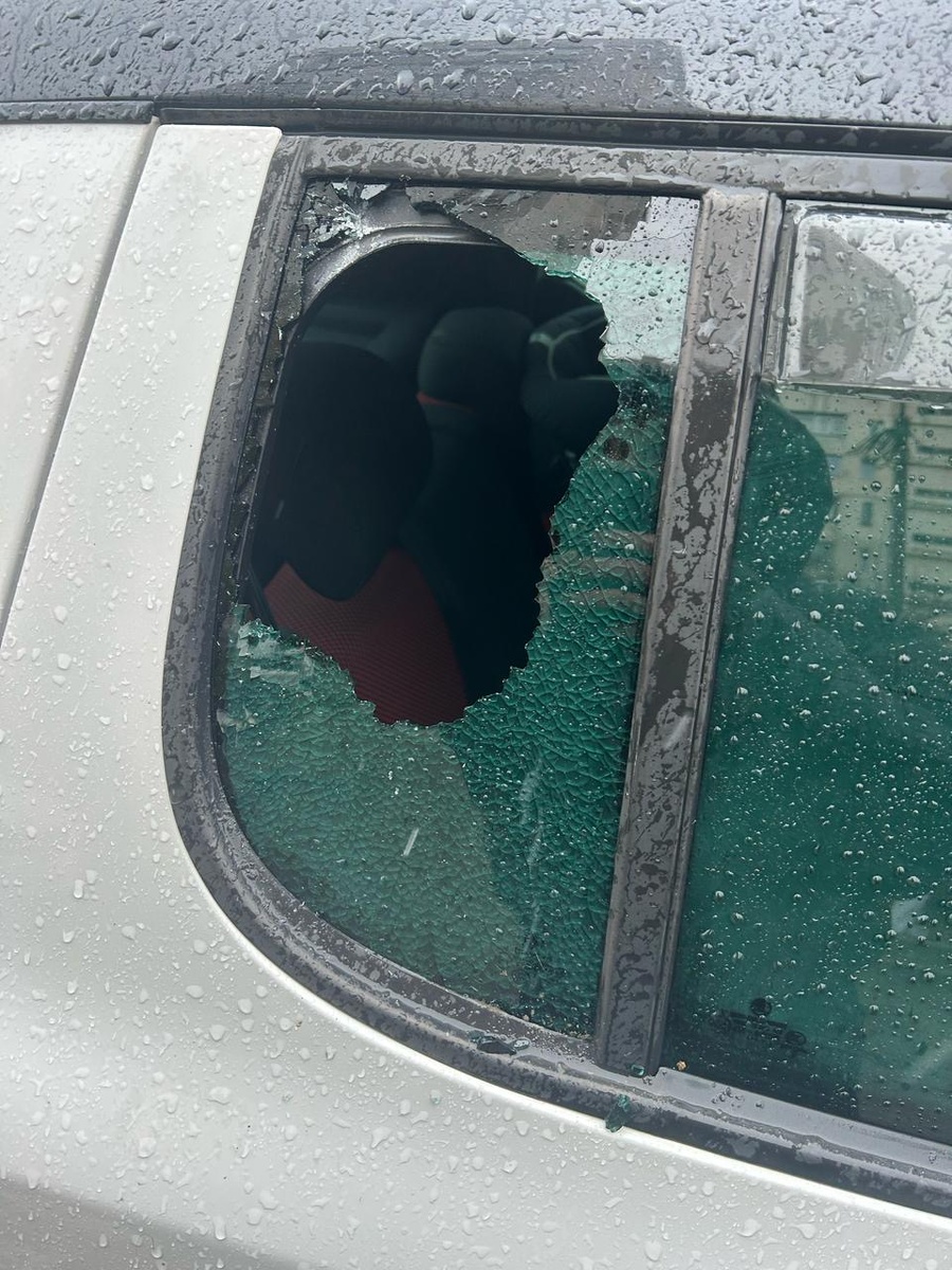  Спасение пришло через разбитое стекло — ребенка извлекли целым и невредимым. История завершилась благополучно, но стала напоминанием: даже минута без присмотра — это риск!