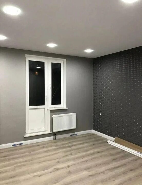 Приходя к решению о краске стен в доме, важно помнить о нескольких ключевых шагах, чтобы процесс прошел гладко и результат оправдал ожидания. Во-первых, необходимо правильно подготовить поверхность. Стены должны быть чистыми и сухими перед началом работы. Рекомендуется удалить пыль, грязь и жир с поверхности, а также заполнить все трещины и неровности шпатлевкой. Это обеспечит равномерное нанесение краски и защитит стены от негативных последствий.Во-вторых, выбор правильной краски играет важную роль. Важно учитывать тип поверхности стен (бетон, гипсокартон, дерево и т.д.) при выборе краски. Кроме того, следует учитывать цветовую гамму и оттенок, который соответствует дизайну комнаты.Наконец, приходит время приступить к самому процессу покраски. Нанесение краски лучше начинать с углов и краев, затем переходить к большим участкам стен. Для равномерного нанесения краски рекомендуется использовать кисть и валик. Необходимо наносить краску в несколько слоев, давая каждому слою время для высыхания.В заключение, красить стены – процесс, который требует внимания и тщательности. Следуя правильной последовательности действий и учитывая все детали, можно добиться отличного результата и преобразить обычные стены в настоящий шедевр дизайна.