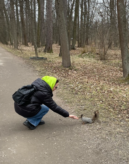 Белкам всё равно, императрица я или нет, лишь бы орехи дала)