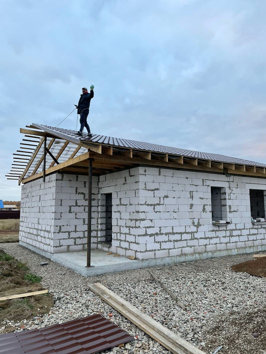 Кровельные работы. Как-бы не улететь вниз.