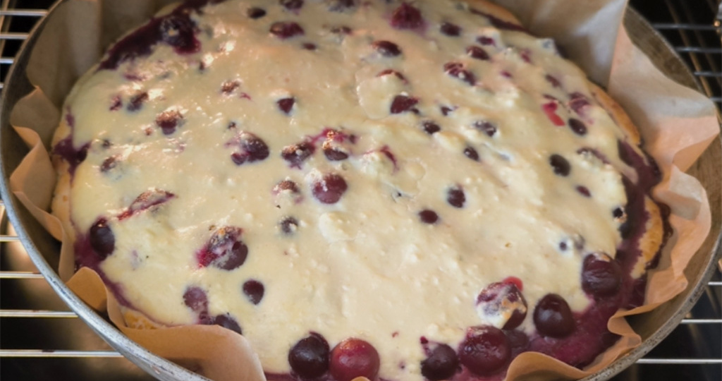 Творожная основа, минимум муки. Ватрушка с замороженной вишней