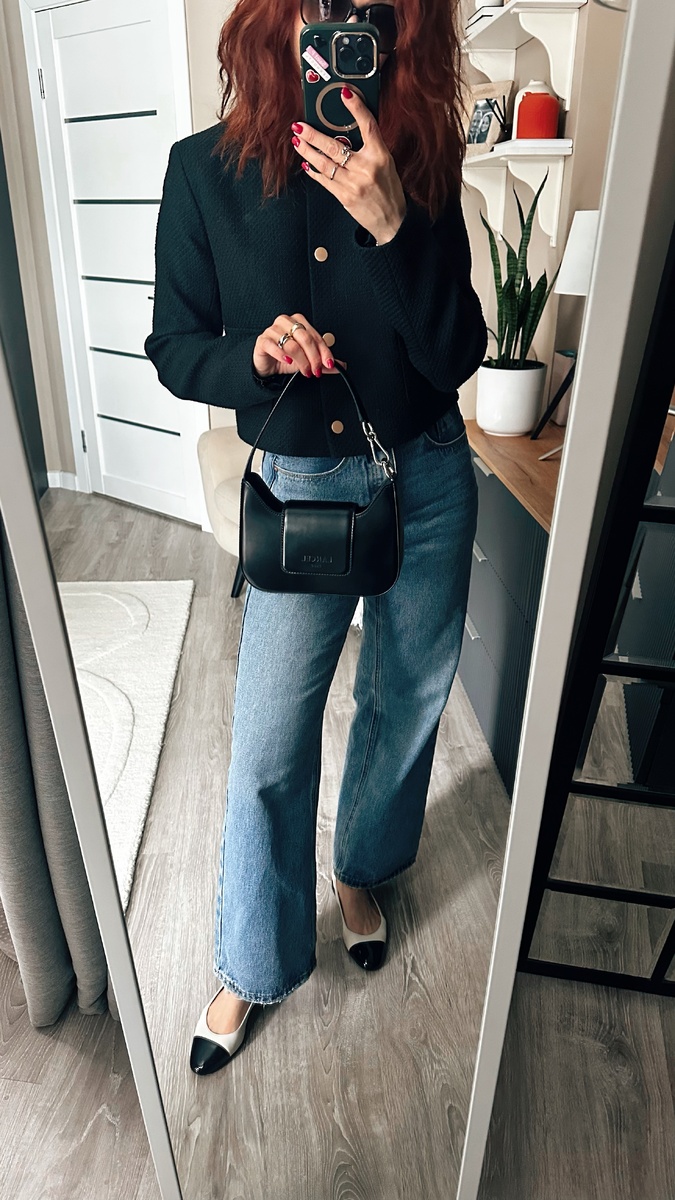 Лодочки с контрастным носиком появились впервые в 1957 году, и выпустил их дом CHANEL. Они сразу полюбились многим женщинам и если поискать в интернете, то можно увидеть, что такие иконы стиля, как моя любимая Одри Хэпберн и Грейс Келли очень любили эту модель за элегантную утонченность. 