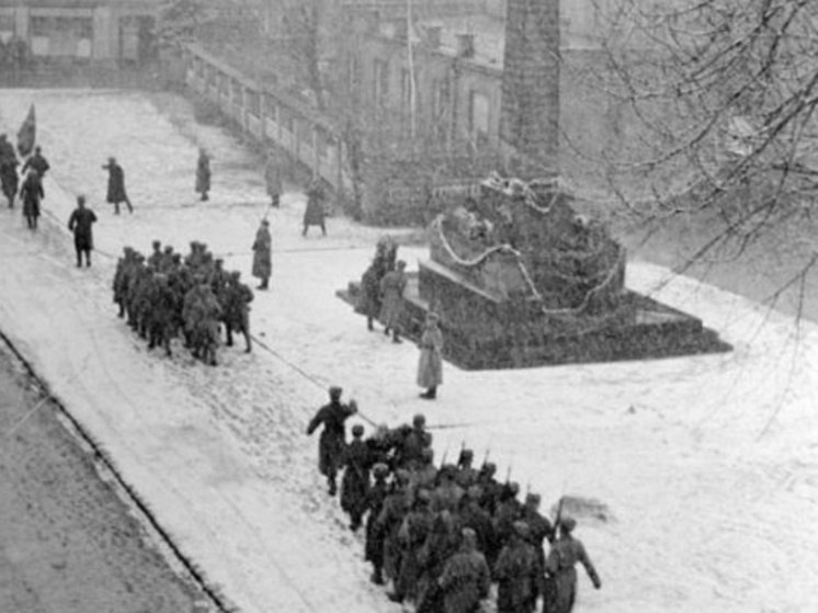     7 марта 1945 г. Советские бойцы проходят строем мимо памятника М.И. Кутузову в Бунцлау. Фото из Фондов РГАКФД.