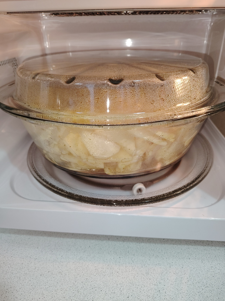 В микроволновке с небольшим количеством растительного масла и воды на 5 минут