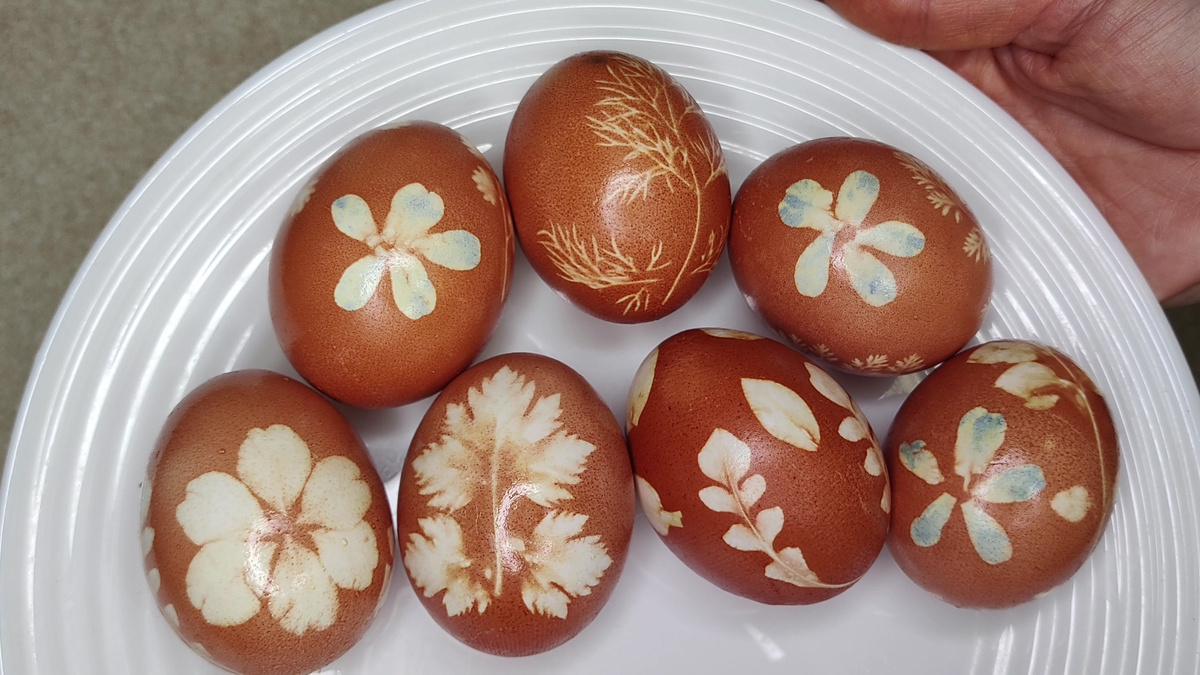 Как покрасить яйца луковой шелухой