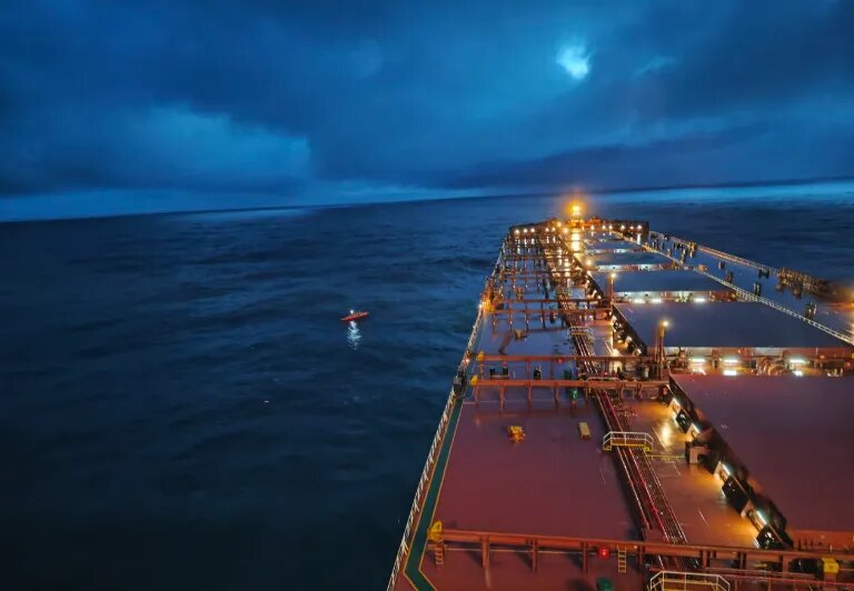 Сухогруз обнаружил лодку, когда солнце уже начало заходить за горизонт. Фото: t.me/Oscar_Konyukhov