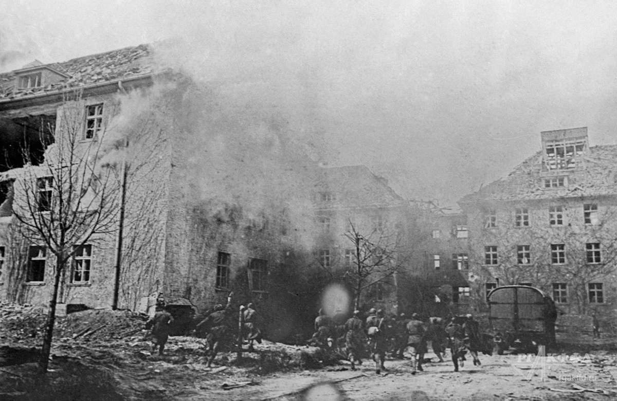Советское пехотное подразделение ведёт бой на одной из улиц Кенигсберга. / г. Кенигсберг. 1945 г. / Фотограф: Д. Чернов / РГАКФФД. Арх.№ 0-101271