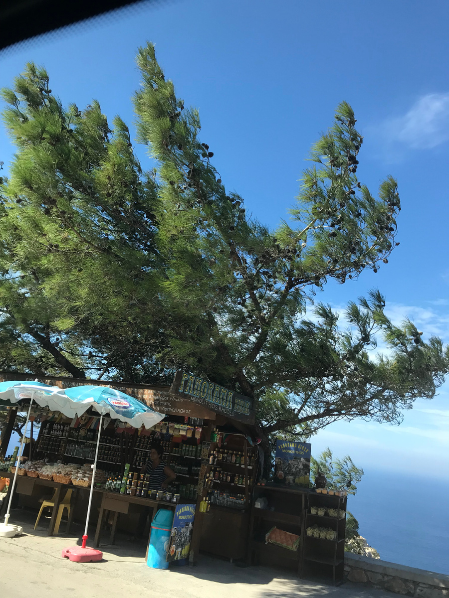 Берите в попутчики местных гидов на машине. Они знают об острове все и с удовольствием с вами поделяться!