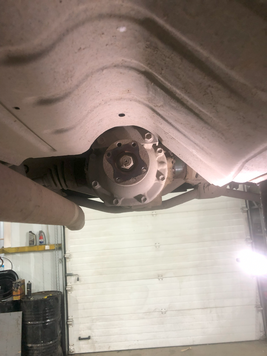 Откручиваем карданный вал от заднего редуктора, полностью его снимать не обязательно. Сразу Снимаем глушитель, Т.К. Он будет мешать опускать редуктор. 