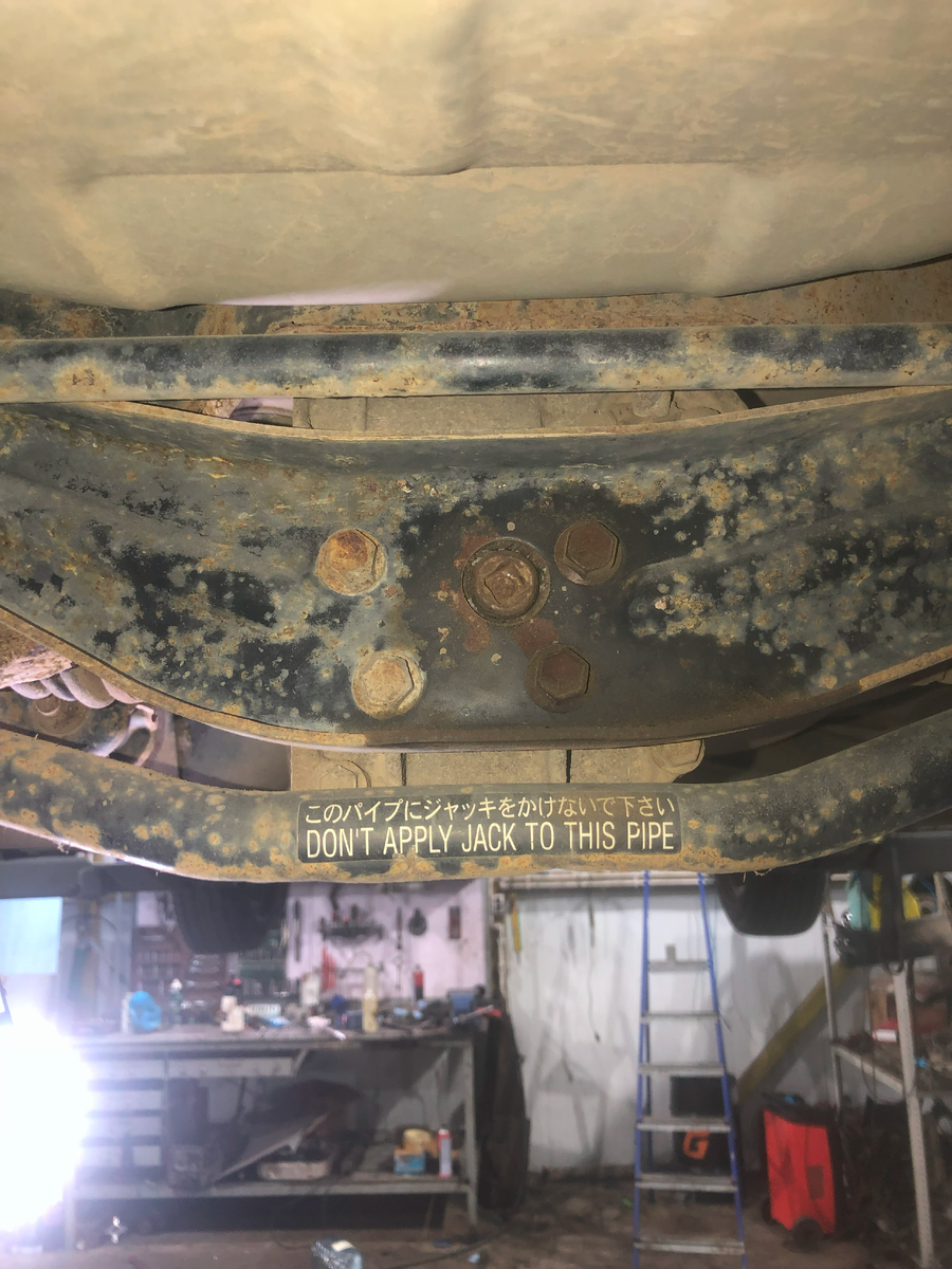 Подпираем редуктор и откручиваем эти 4 болта. Приспускаем редуктор. 