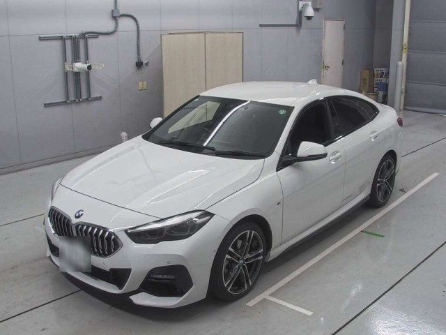 BMW 2 Series 218i M Sport 2021 - вид спереди