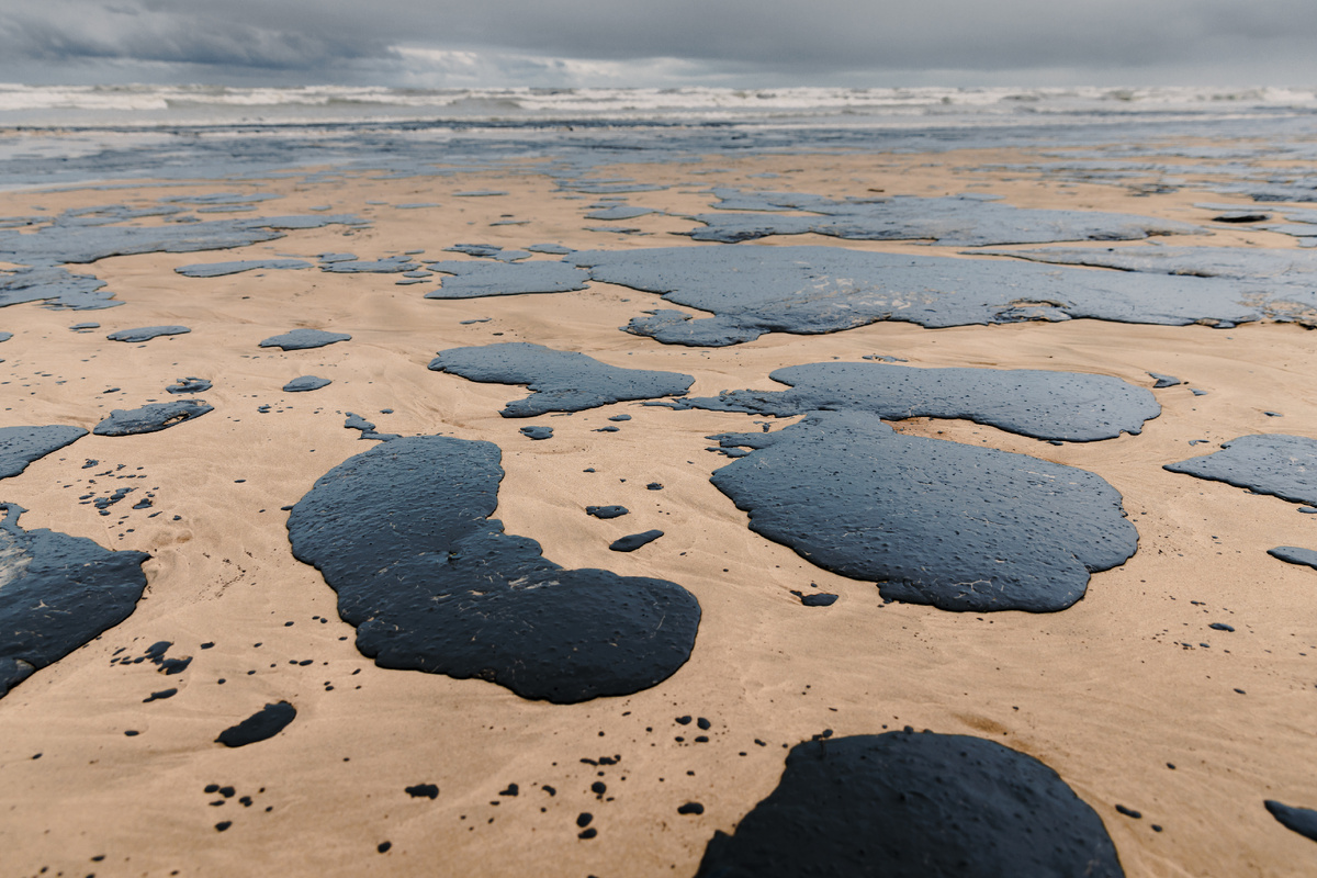Нефтепродукты на пляже. Источник: Envato Elements