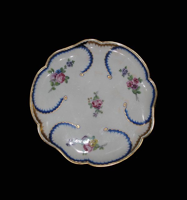 Подносик из сервиза Feilles de choux, изготовленного в 1768-1781 годах на Севрской королевской фарфоровой мануфактуре. © Государственный Эрмитаж