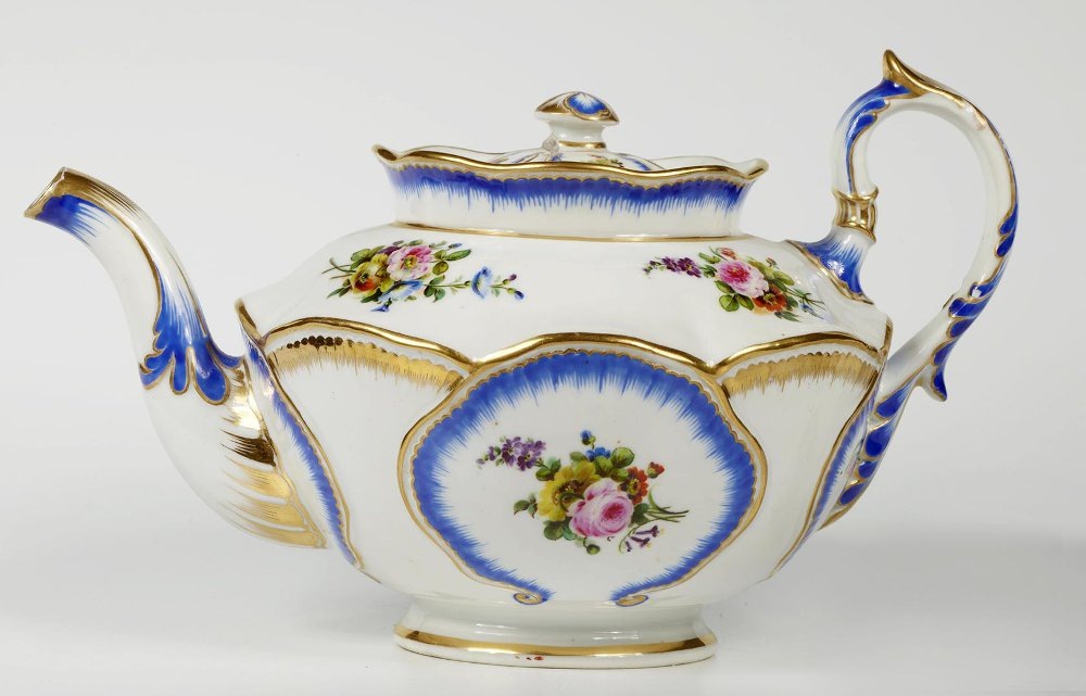 Чайник из банкетного сервиза «Капустные листья», выполненного по заказу императора Николая I. © Государственный Эрмитаж