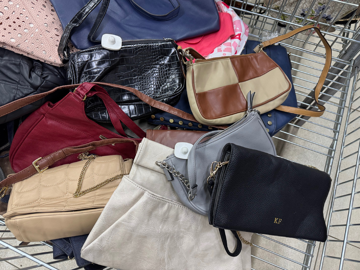 Первым делом — маленькие сумочки. Но ни одной кожаной 