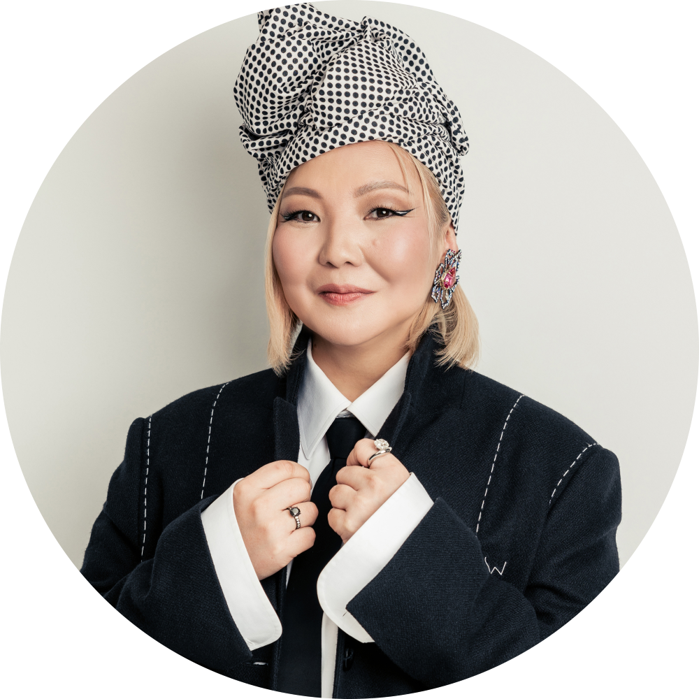 Мария Ефимова, создатель ювелирного бренда Jemae, ценитель и создатель изделия высокого ювелирного искусства, ювелирный дизайнер международного уровня и просто наша соотечественница. На фото - моносерьга (см. ниже)