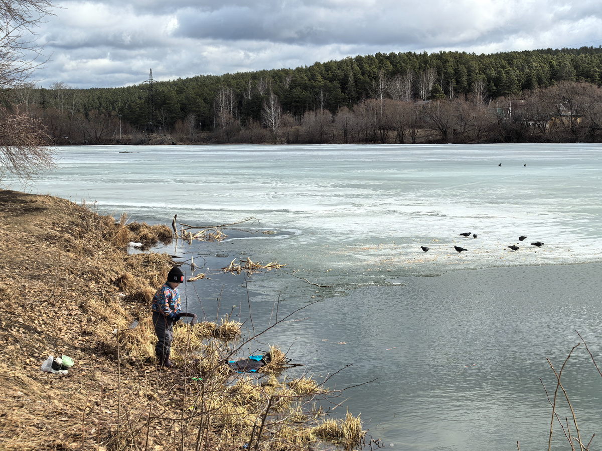 Ребятишки рыбачат