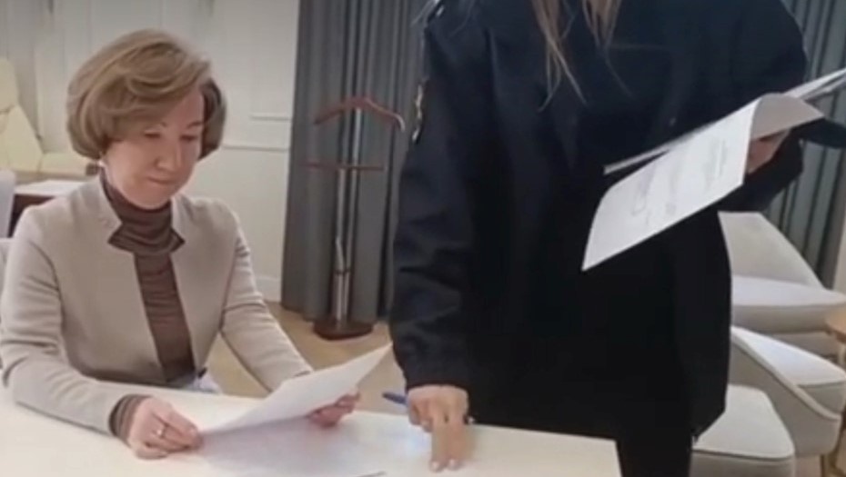    Ректор ПсковГУ Наталья Ильина (слева), задержанная по делу о мошенничестве, апрель 2025 года. Снимок с видео, максимально возможное качество. Автор фото: РИА Новости