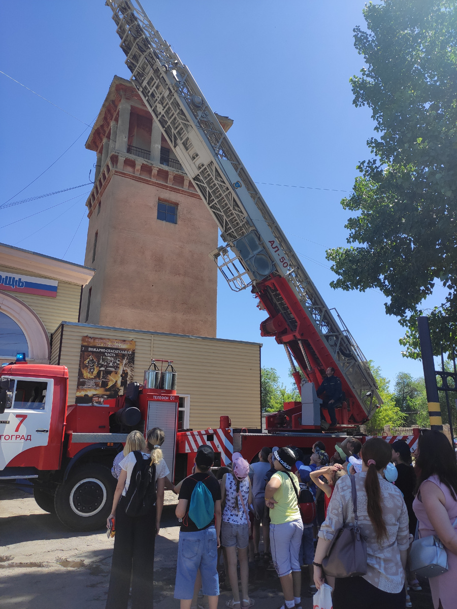 Экскурсия на пожарную станцию. Детям показали технику, дали посидеть в пожарной машине, продемонстрировали полную экипировку пожарного и, напоследок, облили водой из пожарного гидранта. Дети были в полном восторге.