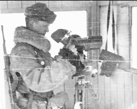 Советский пограничник ведет наблюдение в ТПБ-2