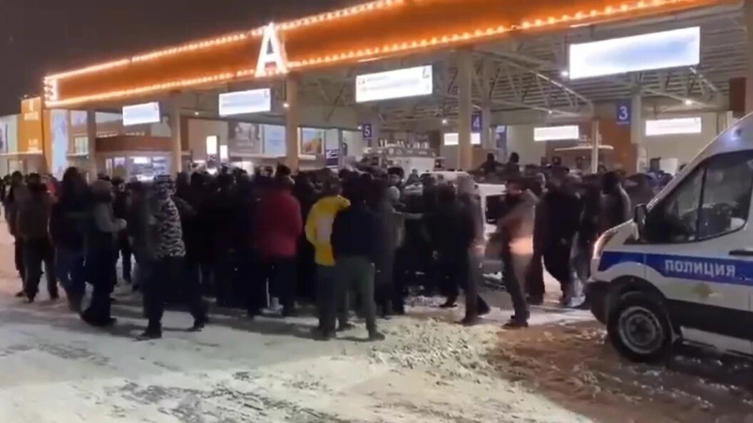 Кадры драки торговцев "Садовода" с сотрудниками полиции в декабре 2023-го