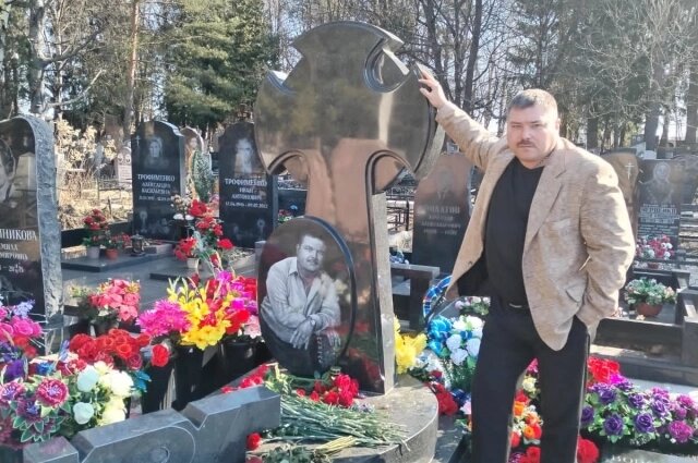    Павел возложил цветы к могиле Михаила Круга. Фото: Из архива