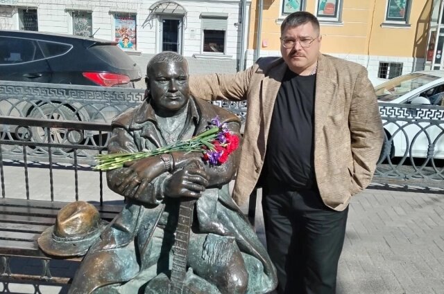    С памятником Михаилу Кругу в центре Твери. Похожи? Фото: Из архива