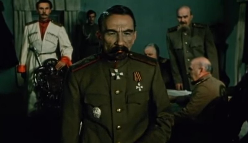 Генерал Корнилов во время штурма Екатеринодара. Кадр из фильма "Хождение по мукам" (1957-1959).