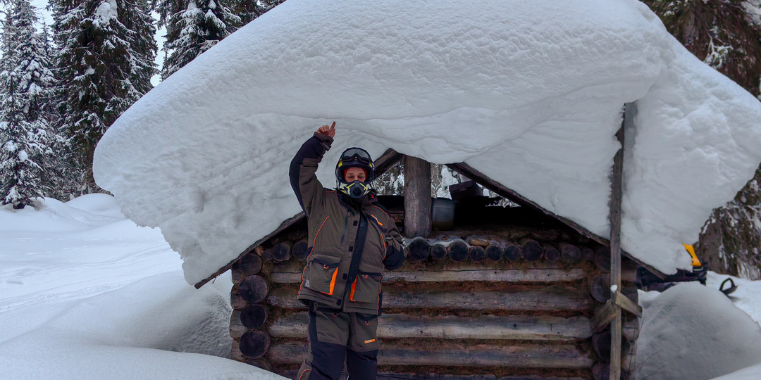 Нашли крохотный домик охотников в тайге