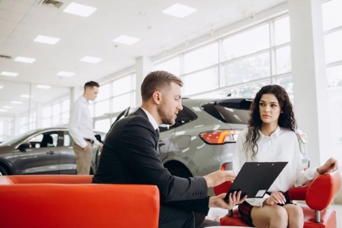    Новых автомобилей в стране продается все меньше.