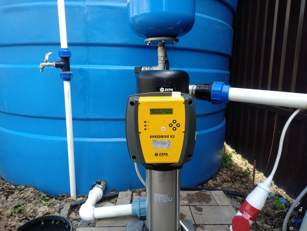 Заказчик обещал поставить павильон над насосом, но так и не сделал. Садовник накрывает двигатель крышкой во время дождя. Однонасосная станция Espa Multi 55