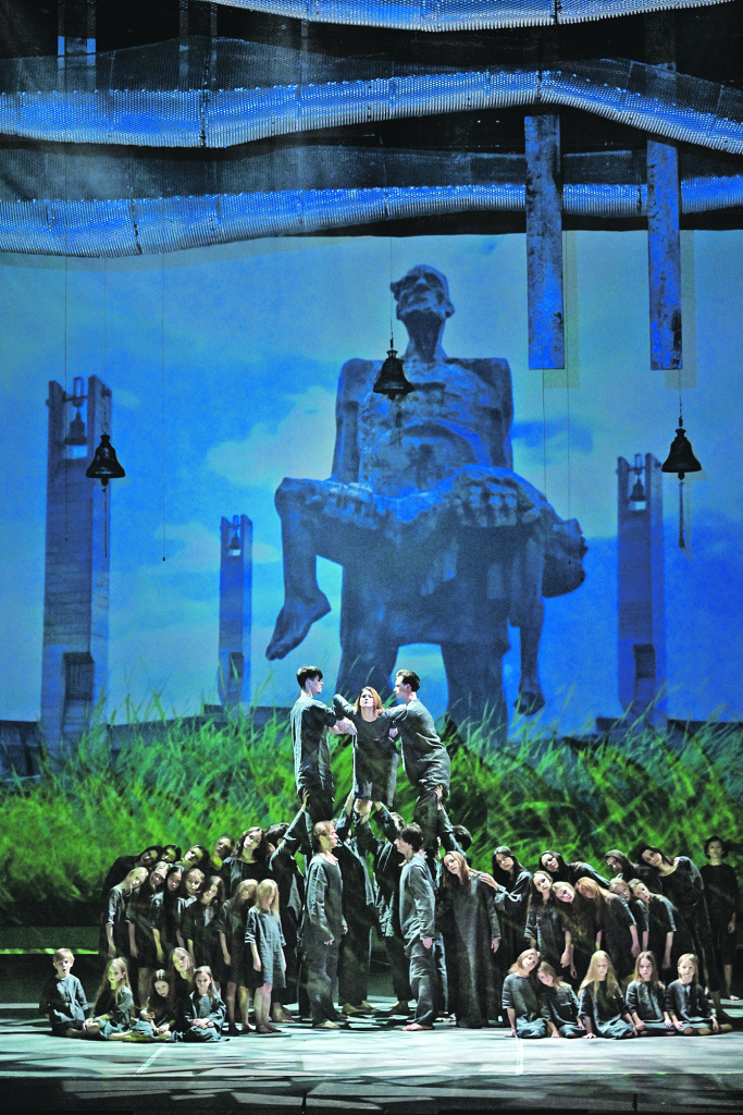 Пластикой и песнопениями была представлена трагедия Хатыни. Фото: Михаил ФРОЛОВ/kpmedia.ru